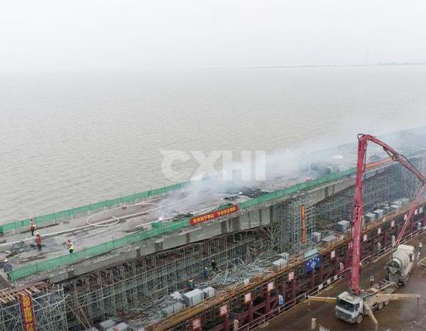 Hoisting the steel cofferdam at the first section of Pier 2 of Changtai